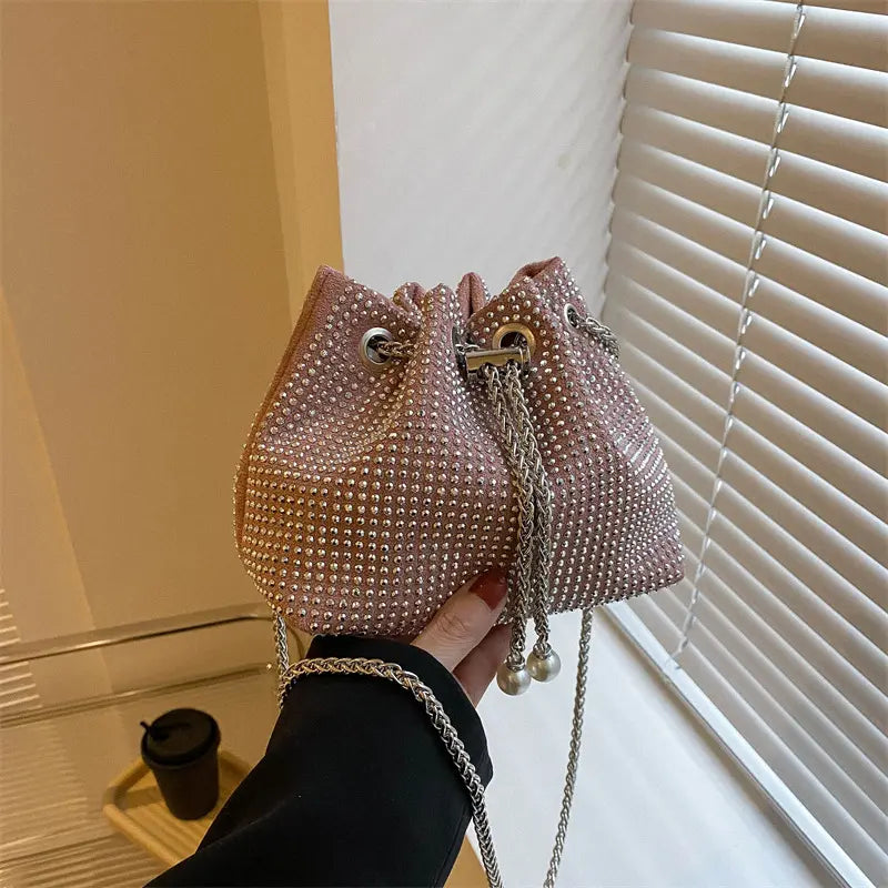 Sac seau avec accessoires assortis, style glamour et pratique.