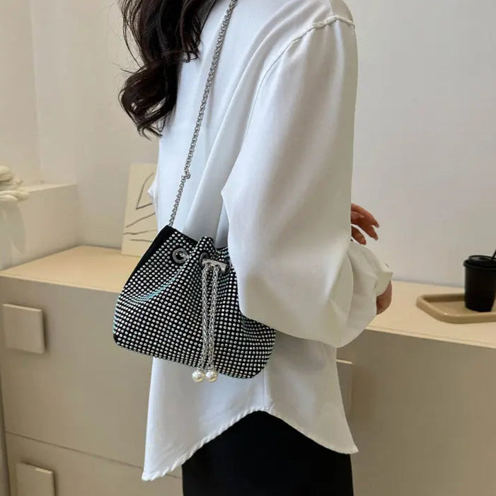 sac seau femme dimensions 23,5x16,5x14,5 cm, format pratique pour le quotidien