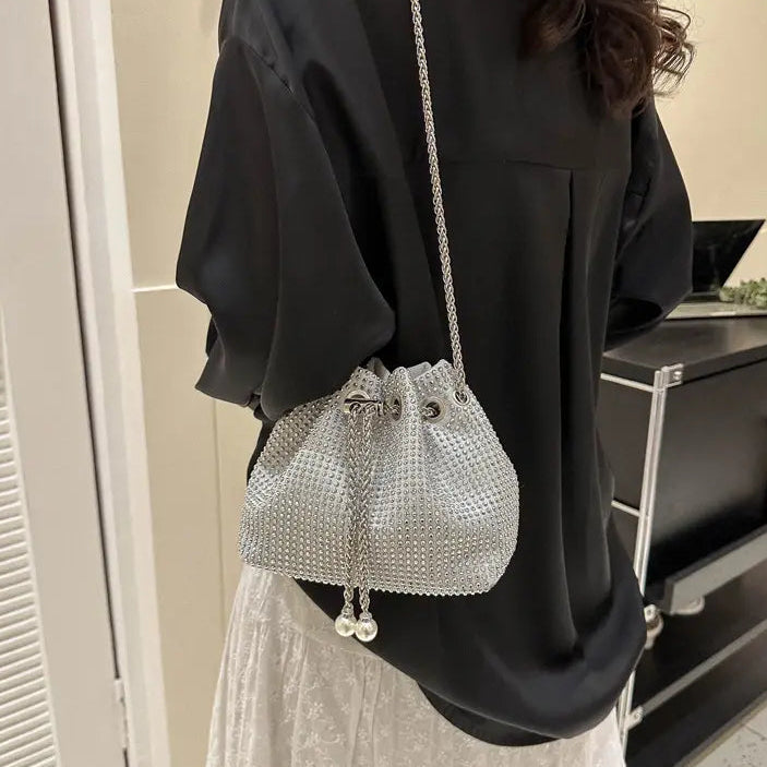 Sac seau marron porté à l’épaule, style chic et pratique.