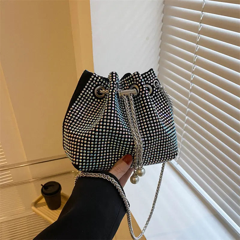 Sac seau marron porté à l’épaule, style chic et pratique.