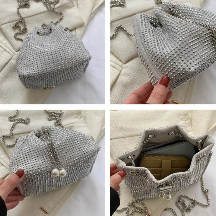 Gros plan sur les détails décoratifs en diamants du sac seau noir.