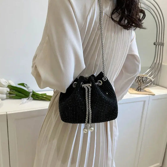 Sac seau noir en cuir lisse avec détails en diamants, vue de face