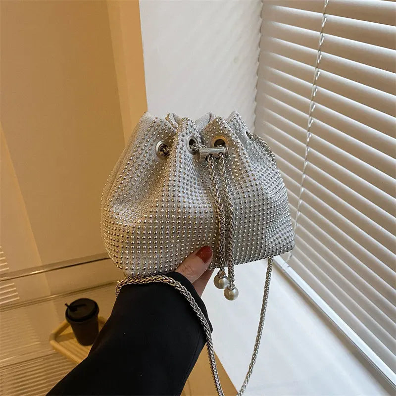 Sac seau noir en cuir lisse avec détails en diamants, vue de face.