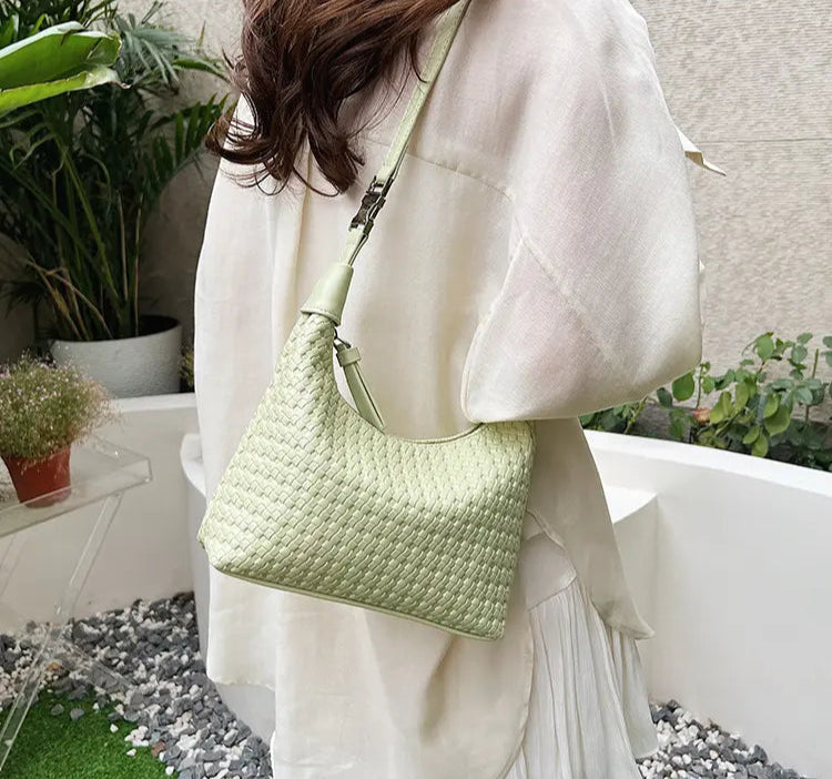 : Sac seau tressé en cuir vegan élégant et tendanc