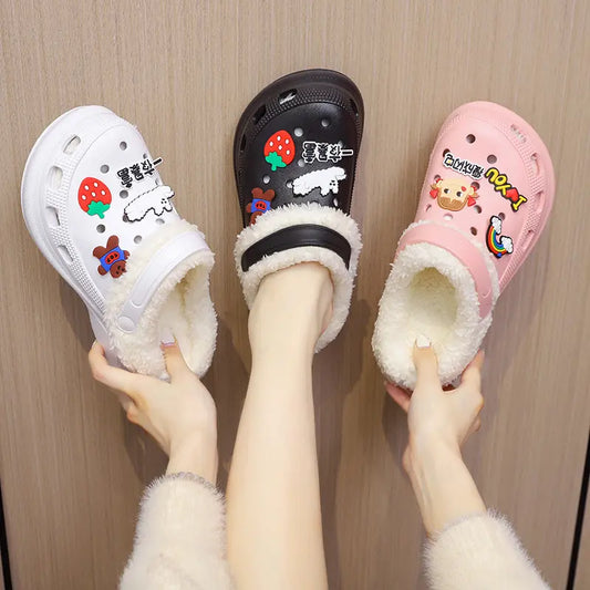 Gros plan sur Crocs fourrées femme – détails de la peluche et de la texture SecretBombe