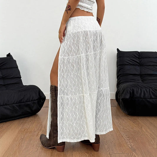 Jupe maxi blanche en dentelle avec fente élégante et ceinture décorative - SecretBombe