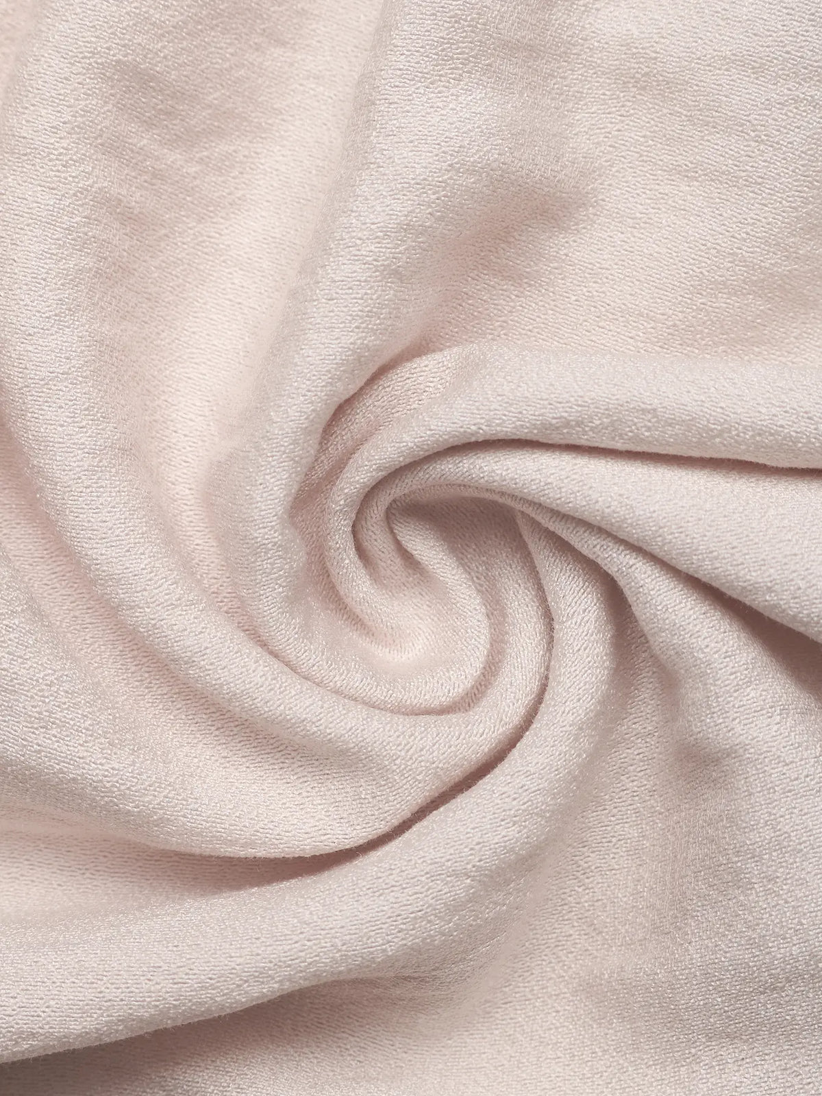 Gros plan sur la texture du tissu beige rosé du short femme SecretBombe