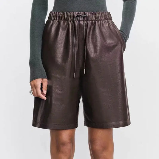 Short en cuir d’agneau couleur chocolat, style chic urbain pour femme