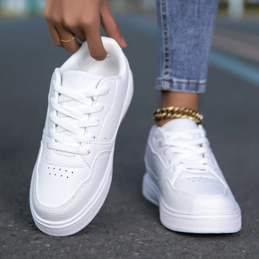 Détail du cuir haut de gamme et du laçage des sneakers blanches