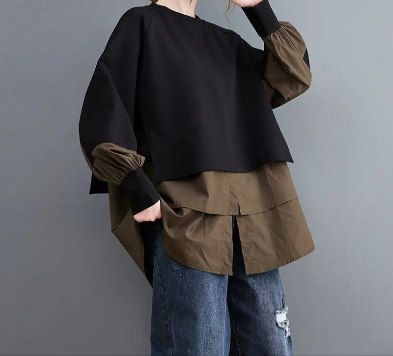 Sweat oversize bicolore noir sur noir, design minimaliste, coupe loose décontractée, manches longues avec finitions froncées