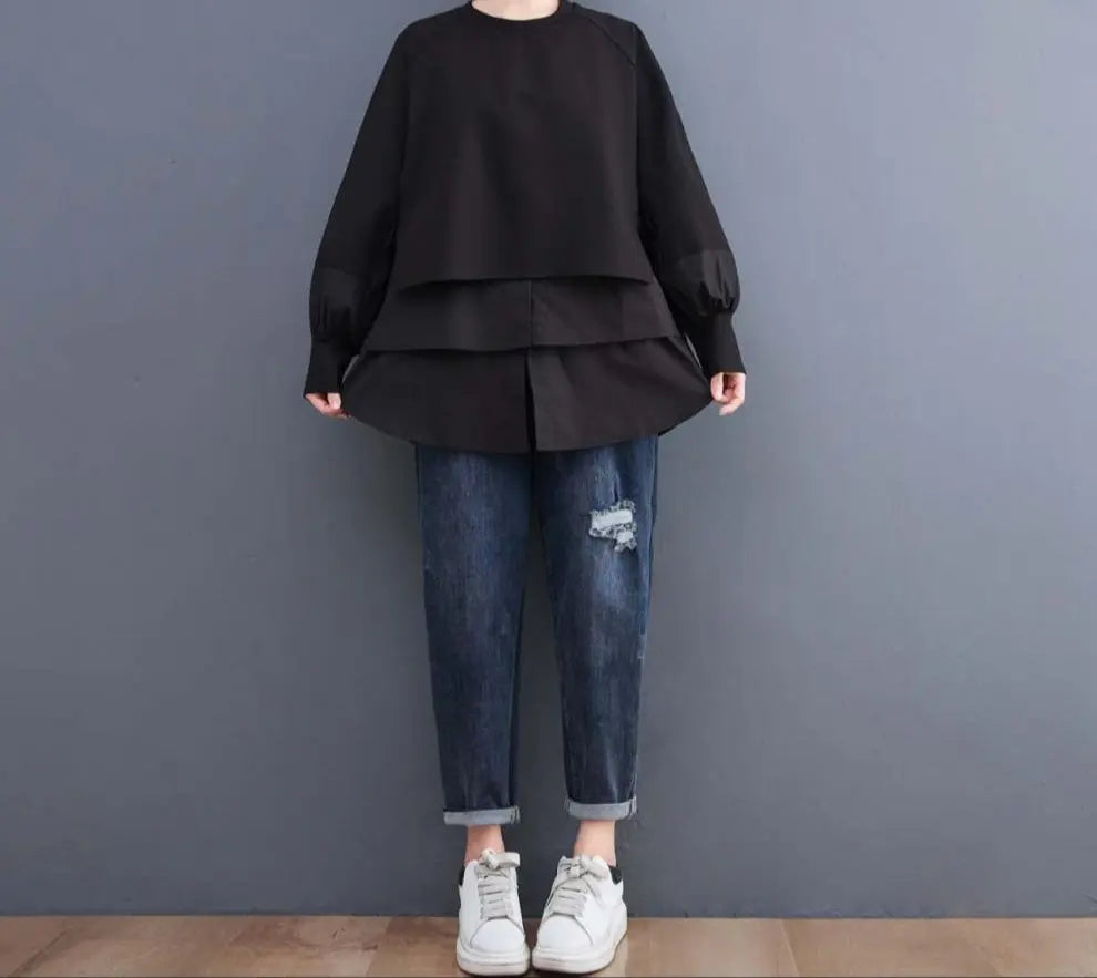 Sweat bicolore oversize noir et blanc, coupe loose ample, effet deux pièces superposées, manches longues froncées