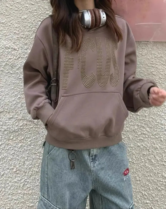 Sweat femme casual “FOCUS”, coupe loose confortable, col rond, manches longues, inscription texturée, poche kangourou