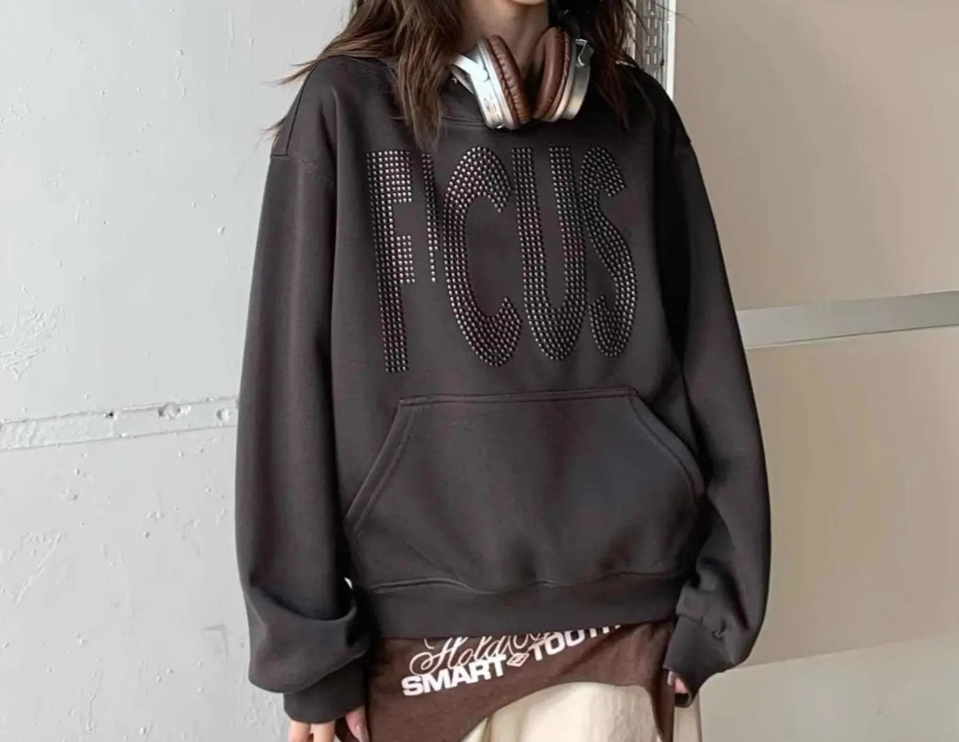Sweat femme style décontracté “FOCUS”, col rond classique, coupe loose, manches longues, inscription en relief et poche frontale