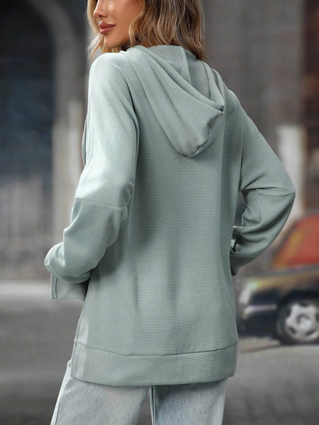 Sweat femme streetwear confortable, coton gaufré, manches longues avec poignets et ourlet côtelés, capuche avec cordon, poche frontale