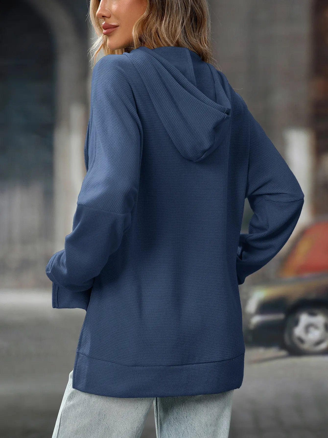 Sweat femme style urbain casual, coupe décontractée, capuche à cordon, poche kangourou, tissu coton gaufré respirant
