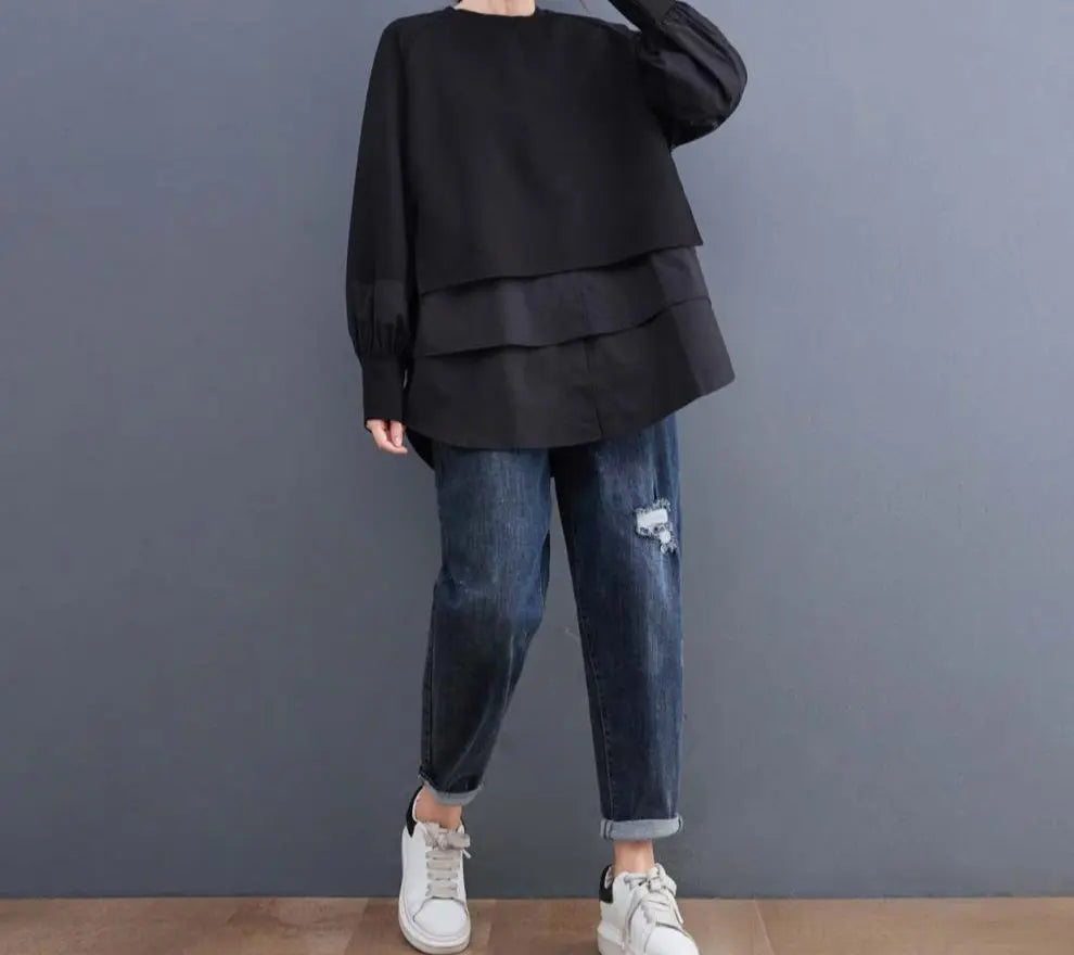 Sweat oversize bicolore noir sur noir, design minimaliste, coupe loose décontractée, manches longues avec finitions froncées