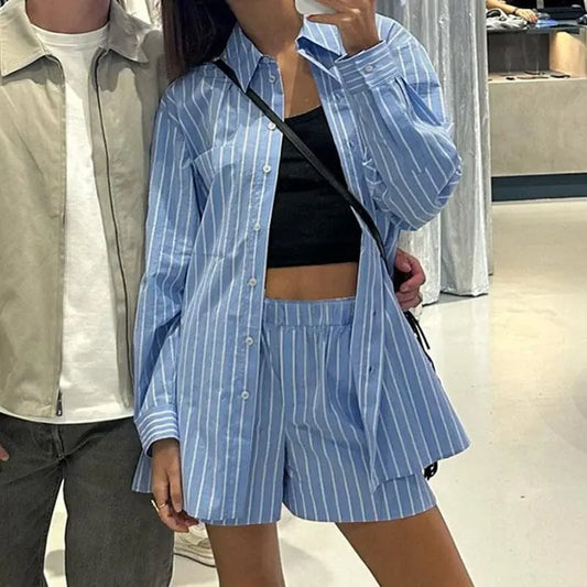 Tenue femme casual chic, chemise à manches longues et short taille élastique à rayures bleu/blanc, idéale pour journées détente et sorties estivales.
