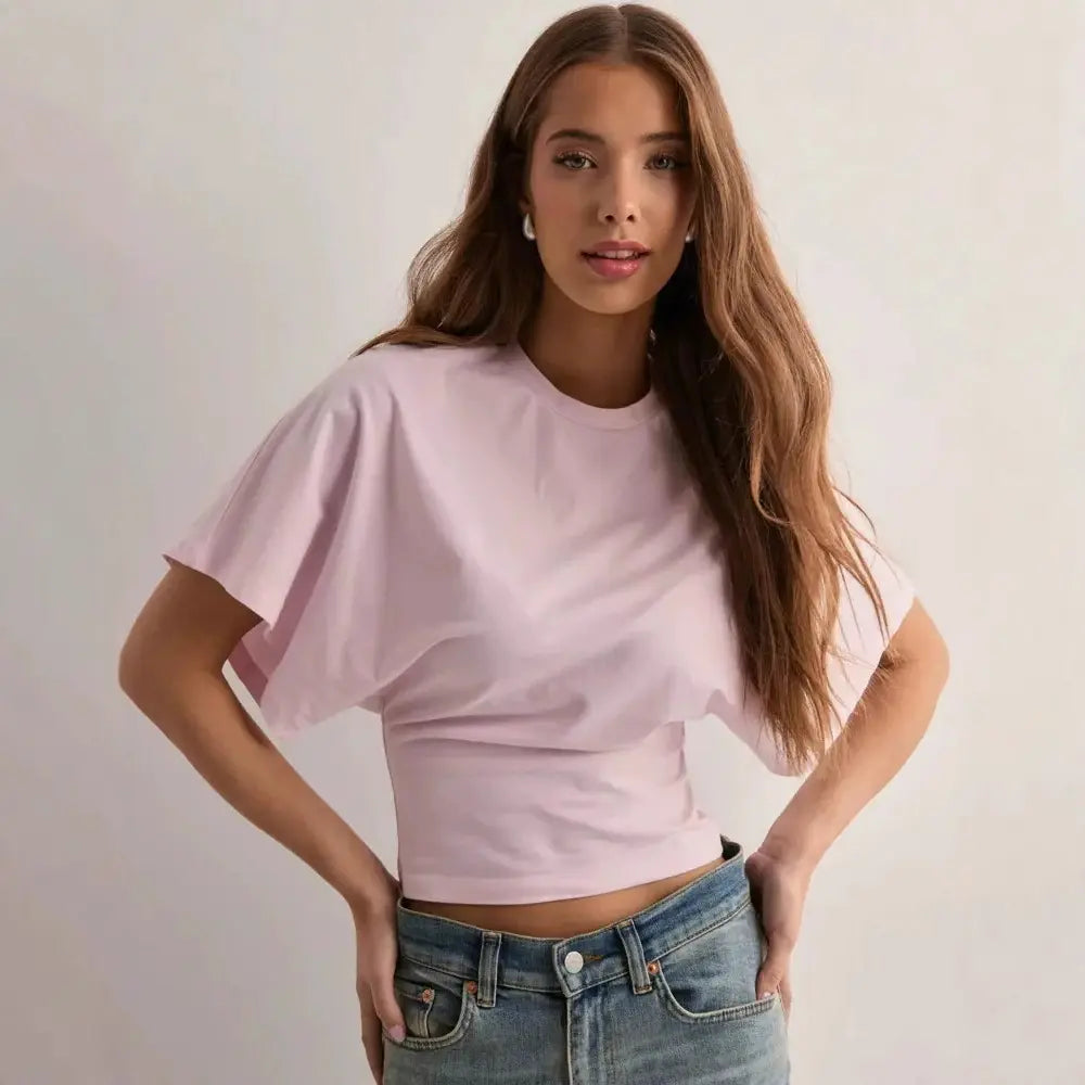 Top femme casual streetwear, coupe ample aux épaules et cintrée à la taille, manches courtes chauve-souris, look moderne et tendance