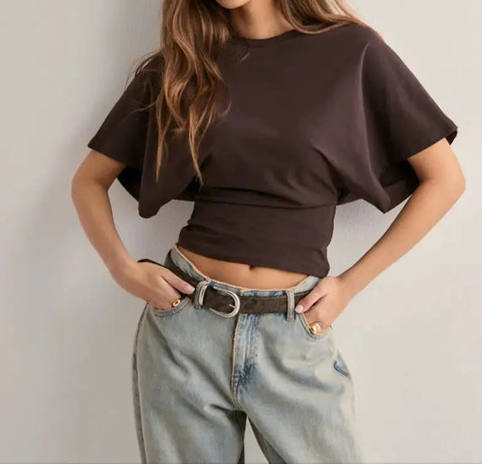 Top femme moderne streetwear, coupe cintrée et ample, manches courtes type chauve-souris, coloris tendance, tissu polyester léger