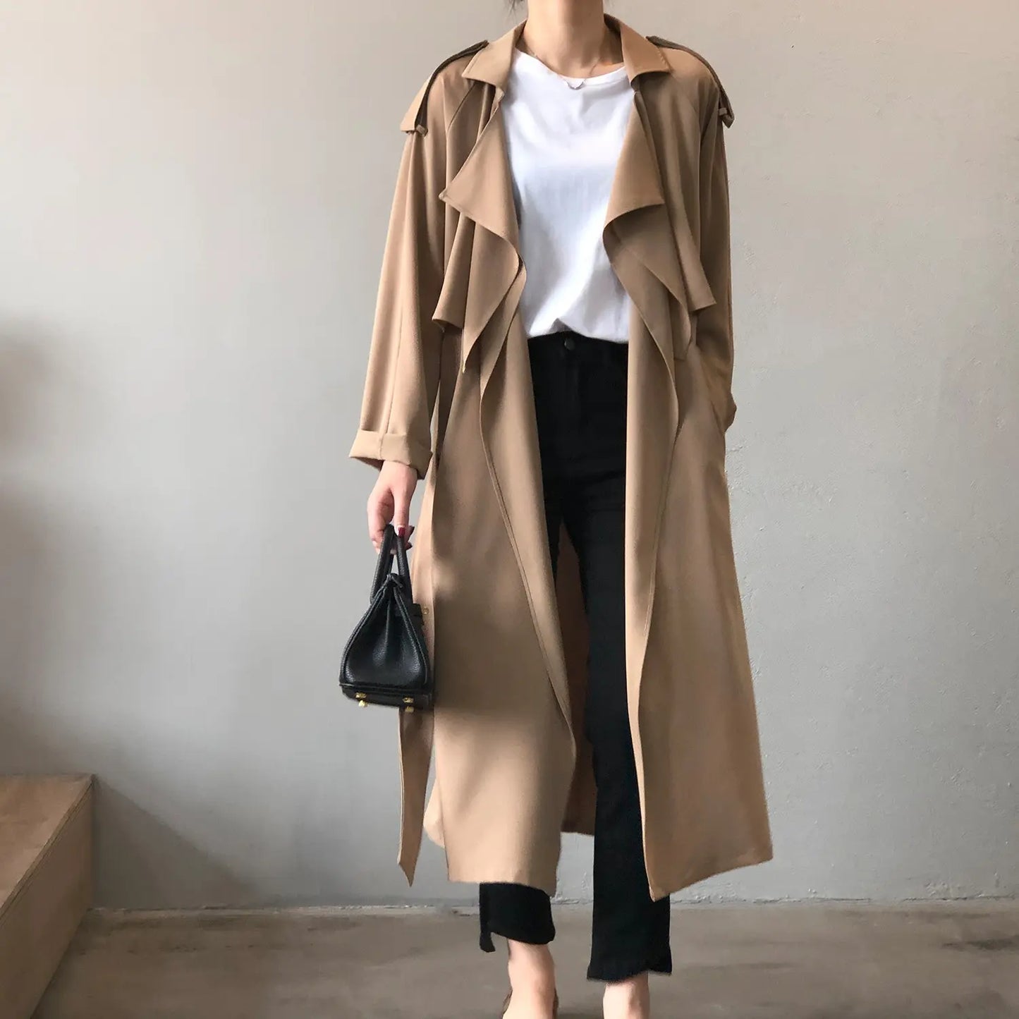 « Trench féminin léger, manches longues, style raffiné et moderne, parfait pour toutes les saisons, coloris taupe ou noir. »