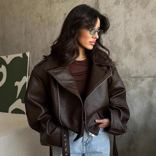 « Veste city chic pour femme, coupe ample, ceinture à nouer, finition cuir chocolat, look moderne et structuré. »