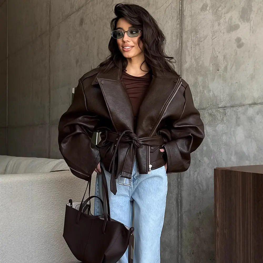 « Veste femme chocolat, coupe loose ample avec ceinture, finition style cuir, manches longues, style city chic moderne, disponible S à L. »