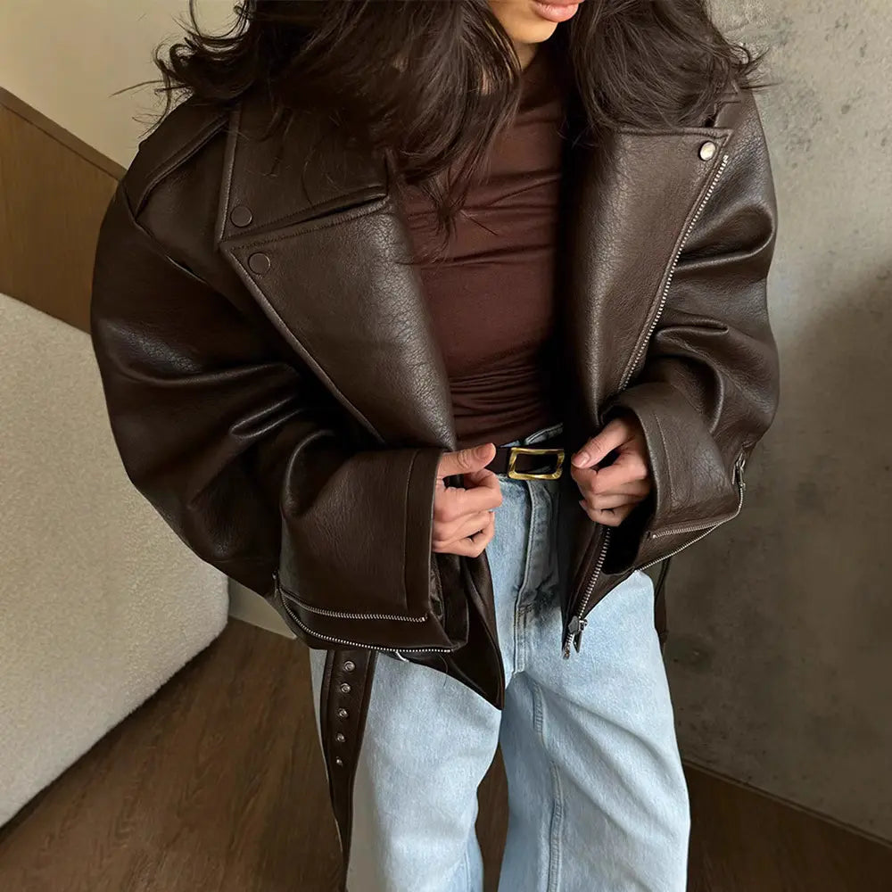 « Veste loose femme en fibre polyester, finition style cuir chocolat, confortable et élégante, ceinture à nouer. »