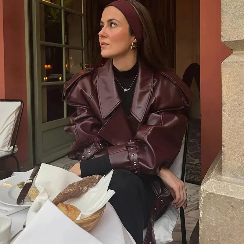 Veste femme courte, style élégant bordeaux, fermeture boucle, manches longues, idéal pour un look sophistiqué.