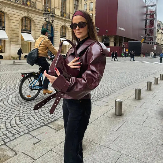Veste courte bordeaux pour femme, coupe ajustée, manches longues, look chic et raffiné.