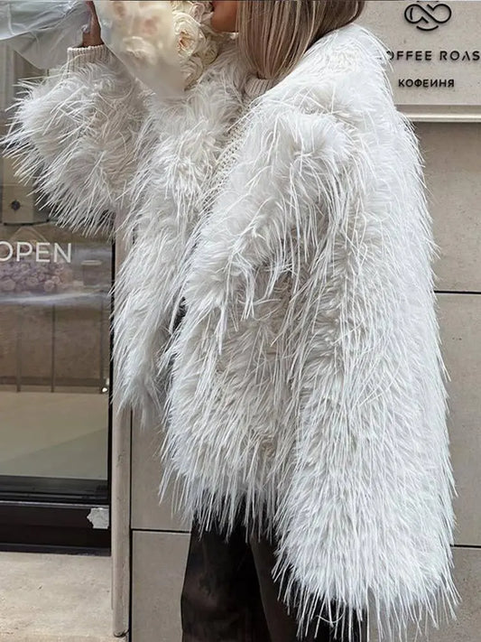 Look urbain élégant avec la veste blanche pour sorties en ville