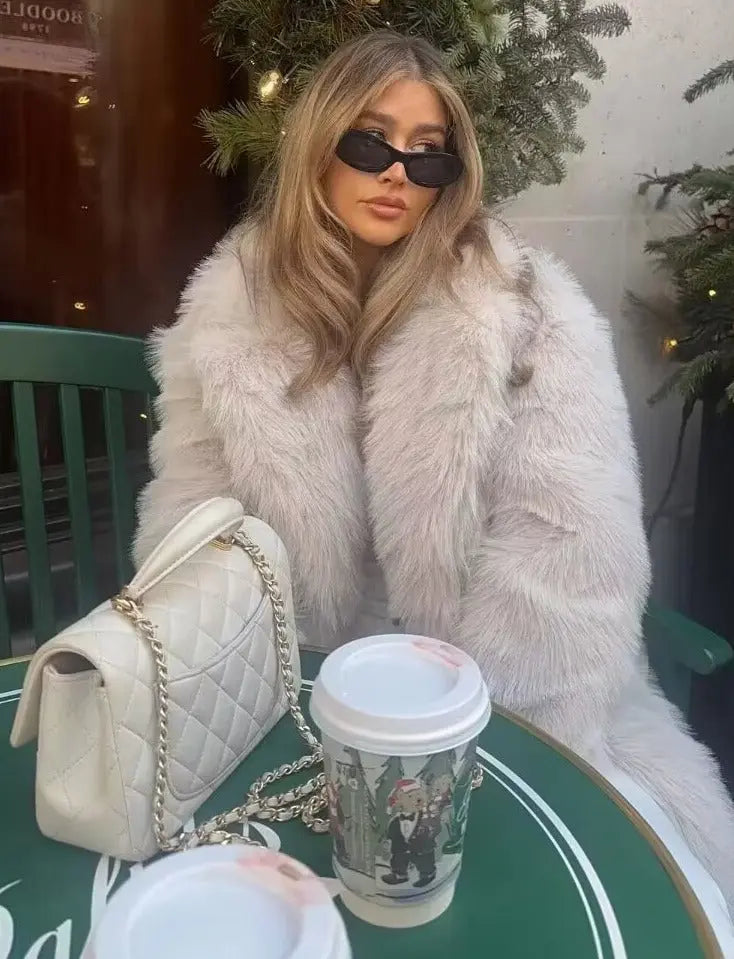 Look complet avec veste effet fourrure, col roulé et pantalon élégant pour sortie urbaine