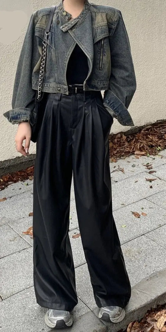 « Modèle de dos avec veste vintage en denim vieilli, manches longues »