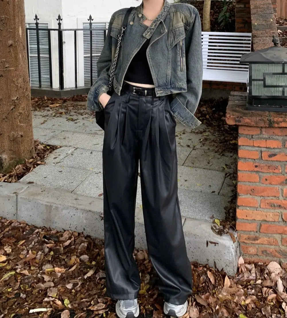« Couture et finitions de haute qualité sur la veste en denim »