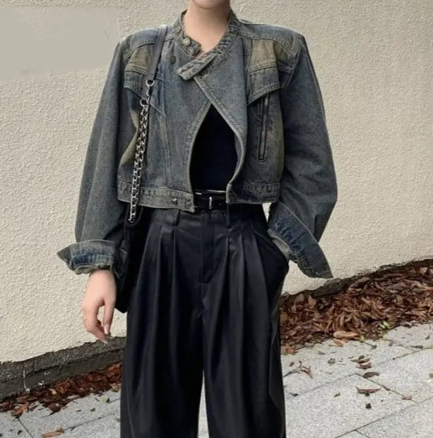 « modèle portant une veste en denim vintage coupe courte »