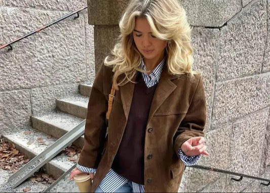 Veste en suédine marron au style chic et intemporel, parfaite pour un look élégant et décontracté