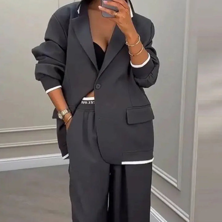 Ensemble tailleur femme gris anthracite avec blazer à col revers et pantalon large SecretBombe