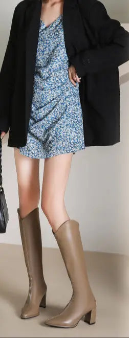 Bottes hautes femme en cuir végan taupe  avec talon carré et bout pointu, élégantes et tendance