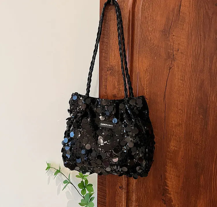 Sac à main ultra tendance avec finitions brillantes, apportant une touche d’éclat à vos tenues quotidiennes, mélange parfait entre style urbain et glamour