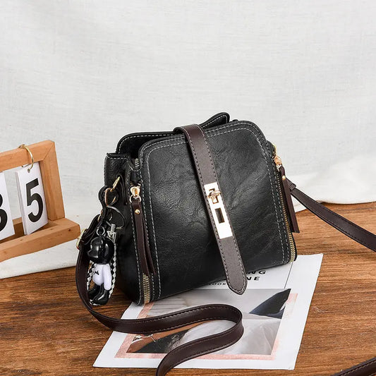 "Sac à main compact noir en revêtement effet cuir haut de gamme, élégant et durable"