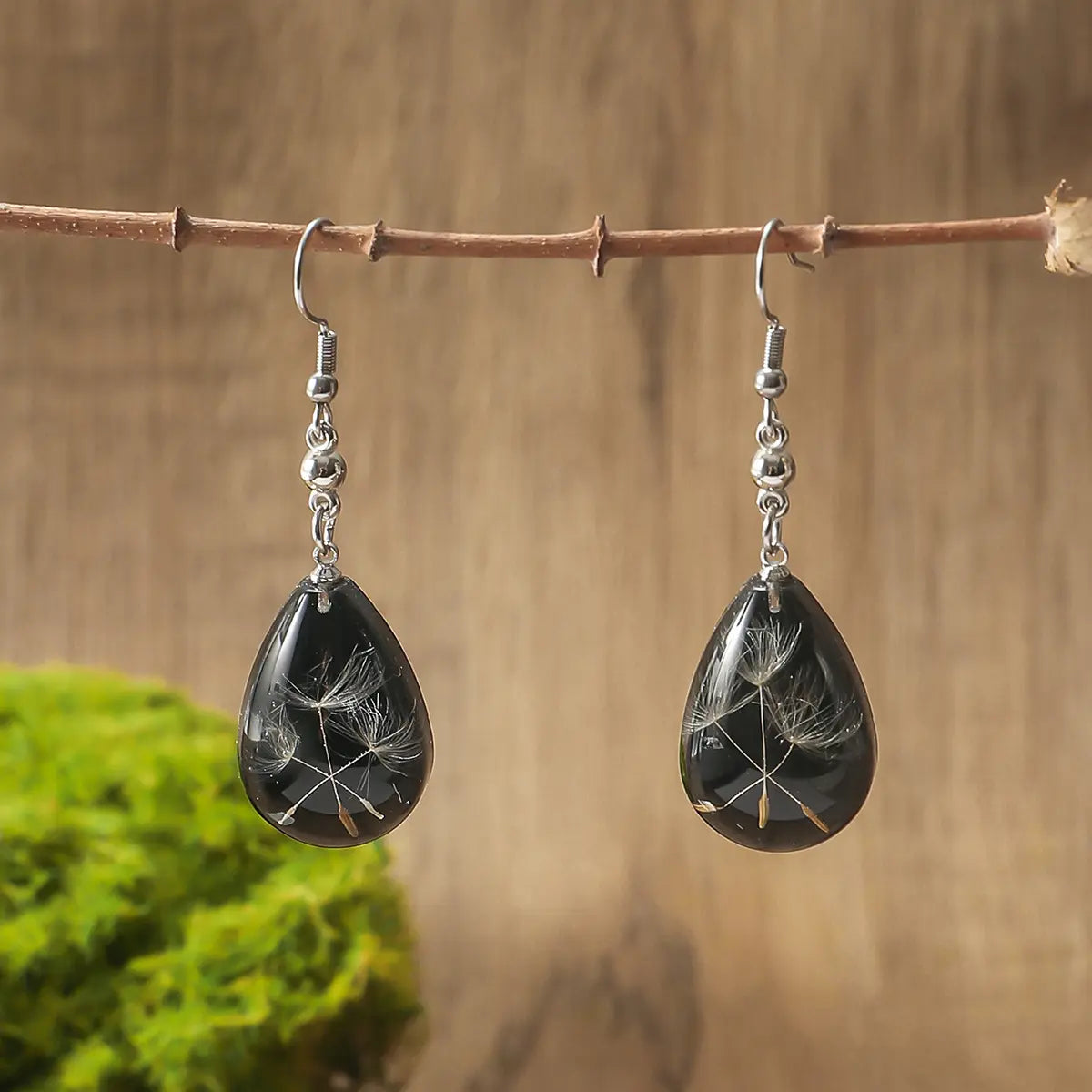 Parure collier et boucles d’oreilles en forme de goutte avec fleurs naturelles suspendues dans de la résine transparente