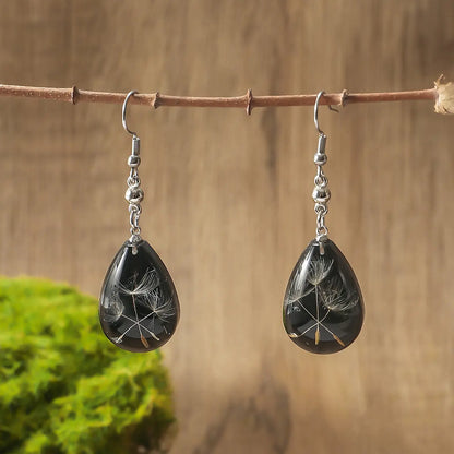 Parure collier et boucles d’oreilles en forme de goutte avec fleurs naturelles suspendues dans de la résine transparente