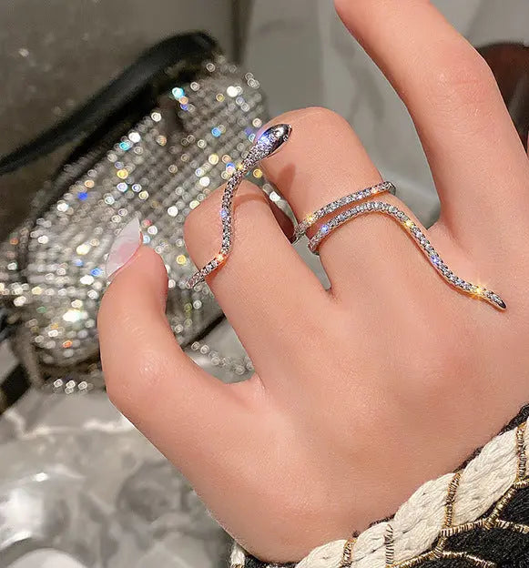 Bijou serpent élégant avec finition brillante, symbole de force et de transformation.