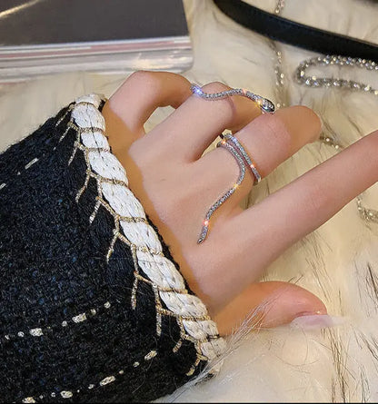Bague serpent scintillante en alliage argenté, design élégant et raffiné enroulé autour du doigt.