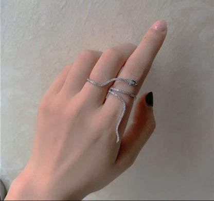 Bague serpent pour femme, bijou audacieux et captivant, idéal pour toutes les occasions.