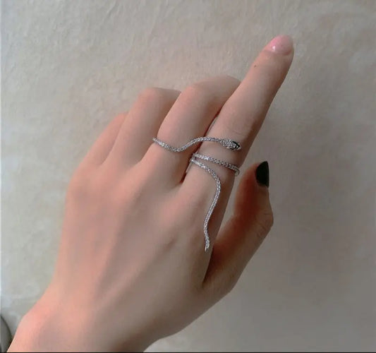 Bague serpent pour femme, bijou audacieux et captivant, idéal pour toutes les occasions.