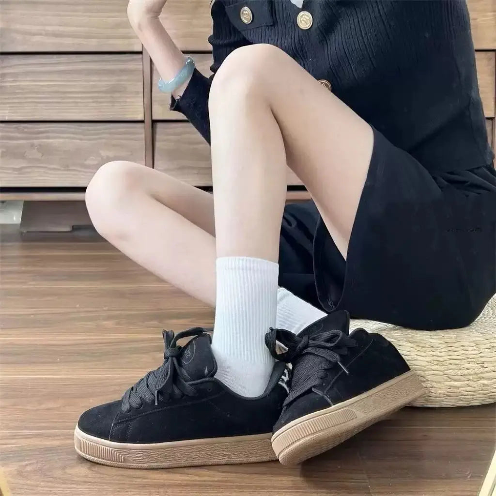 "Baskets noires femme avec lacets semelle antidérapante pointure 37 modèle porté"