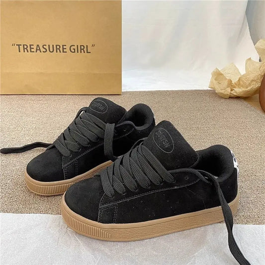 "Vue du dessus sneakers noires femme bout rond lacets tendance streetwear"