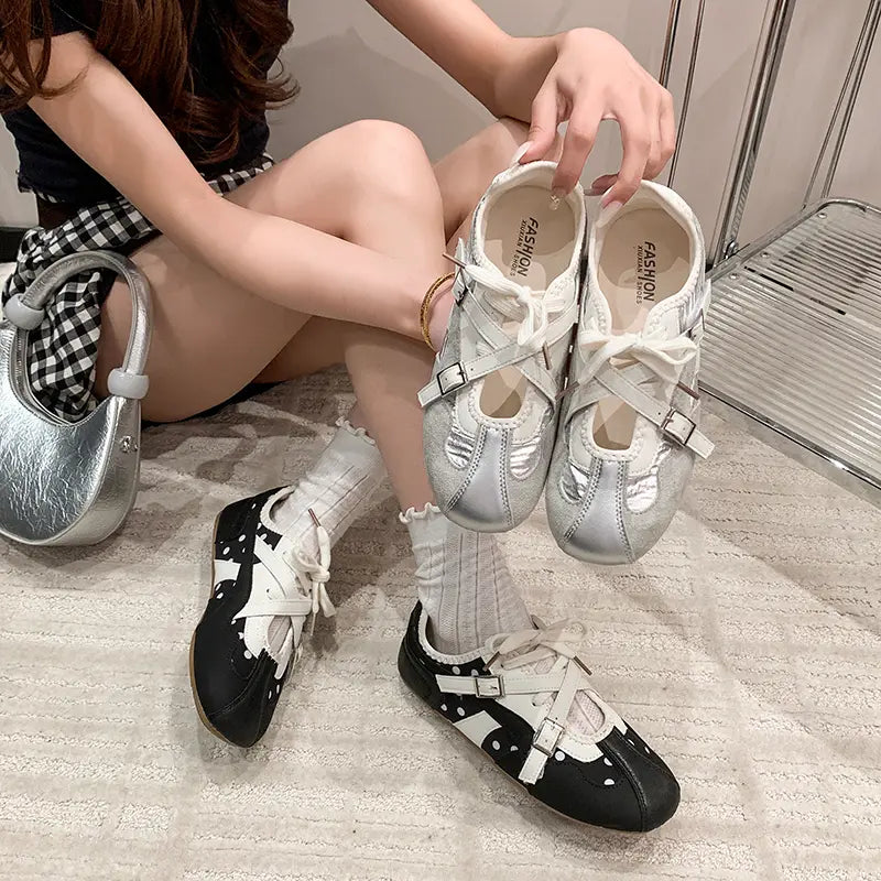 Baskets basses noires femme avec détails argentés et brides