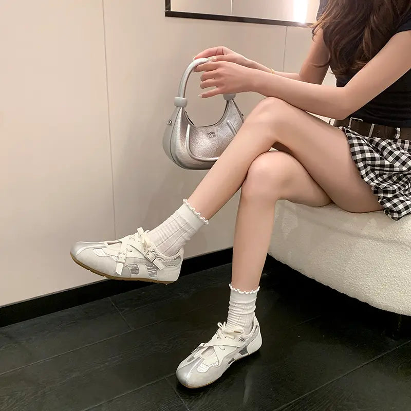  Femme portant des baskets ballerines argentées avec une tenue décontractée