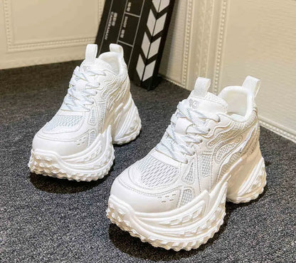 Semelle antidérapante des baskets compensées blanches